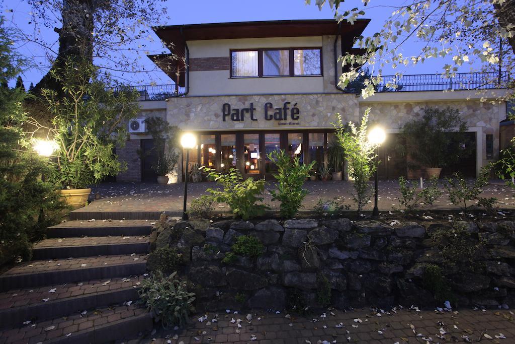 Part Cafe Residence Dunakeszi Exteriör bild